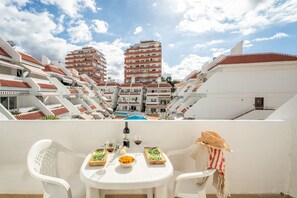 Outdoor dining - Apartment Infinity Pool Views with Shared Pool, Private Terrace and Wi-Fi (Playa de las Américas)