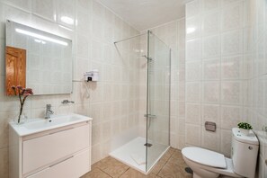 Shower, hair dryer, towels - Apartment Infinity Pool Views with Shared Pool, Private Terrace and Wi-Fi (Playa de las Américas)