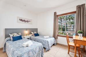 Iron/ironing board, WiFi, bed sheets - Apartment Infinity Pool Views with Shared Pool, Private Terrace and Wi-Fi (Playa de las Américas)