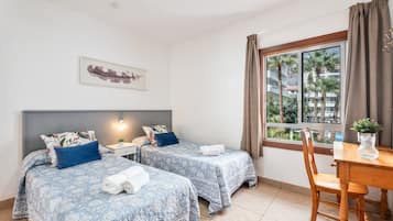 Tabla de planchar con plancha, wifi y ropa de cama