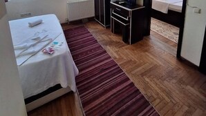 A hotel room with a bed, a desk, a television, and a bathroom. - Üsküdar Hotel Batum (Batumi)