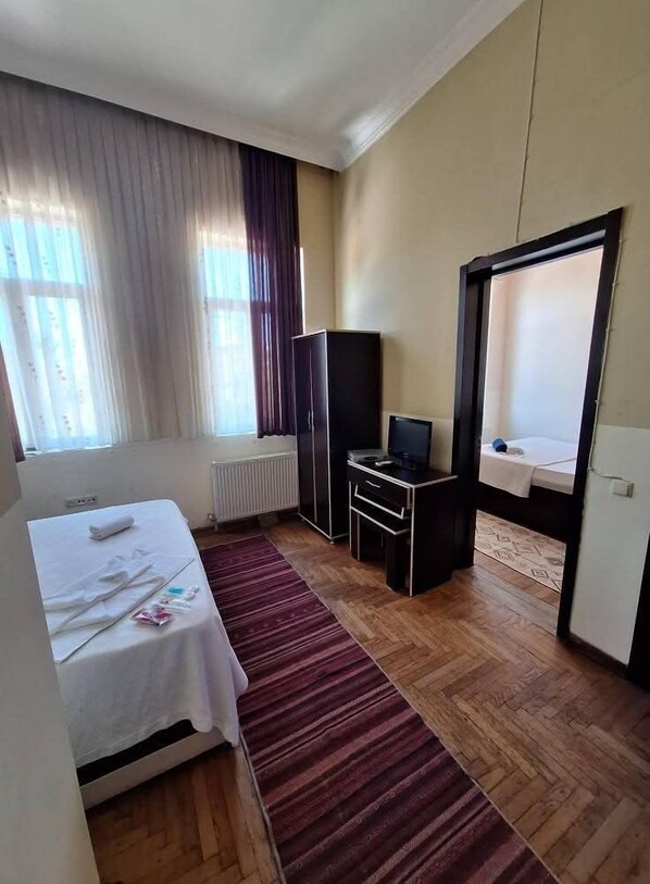 Espacio para trabajar con laptop y wifi gratis 