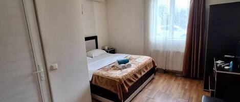 Classic Room | Laptop workspace, free WiFi