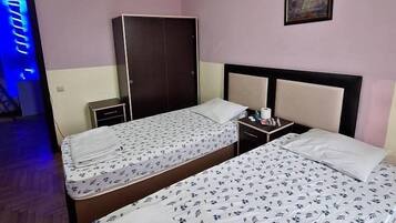 Espacio para trabajar con laptop y wifi gratis