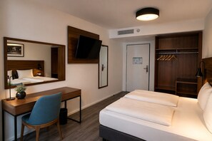 Deluxe Triple Room, Non Smoking | Blackout drapes, soundproofing - Lillys Hotel München-Unterschleißheim  (Unterschleißheim)