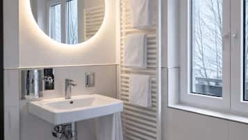 Deluxe Triple Room, Non Smoking | Bathroom