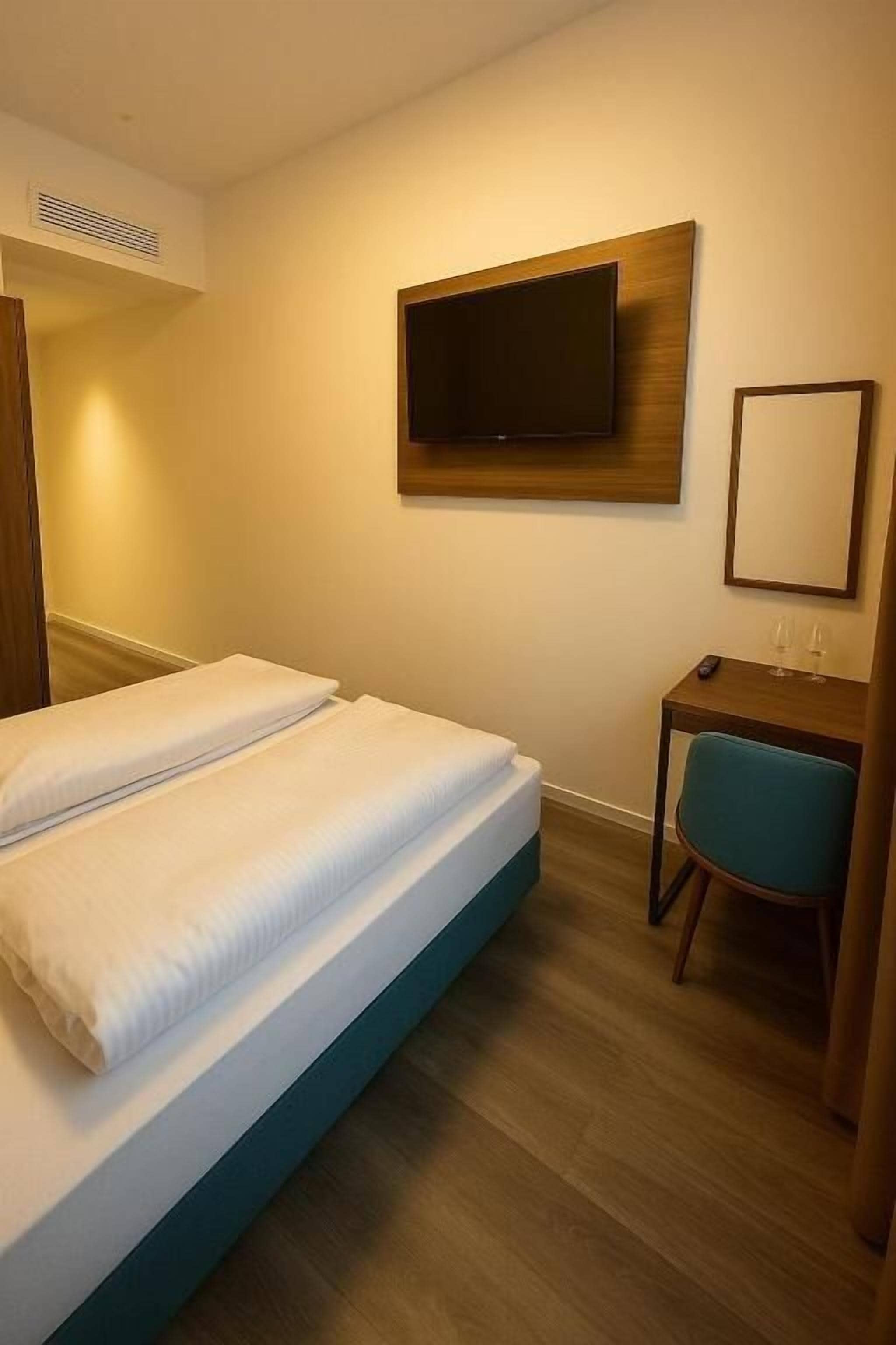 Superior Double or Twin Room | Blackout drapes, soundproofing