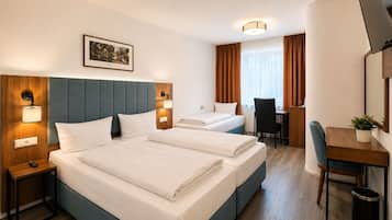 Deluxe-Dreibettzimmer, Nichtraucher | Verdunkelungsvorhänge, schallisolierte Zimmer