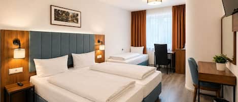 Deluxe driepersoonskamer, niet-roken | Verduisterende gordijnen, geluiddichte muren