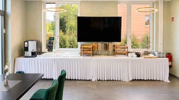 Tägliches Frühstücksbuffet (18 EUR pro Person)