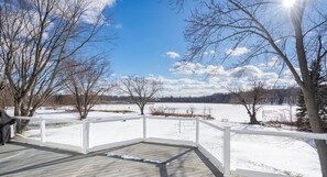 House | 4 bedrooms, Internet - Lakefront Fishing With Hot Tub and Kayaks (Belding)