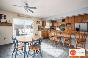 House | 4 bedrooms, Internet - Lakefront Fishing With Hot Tub and Kayaks (Belding)