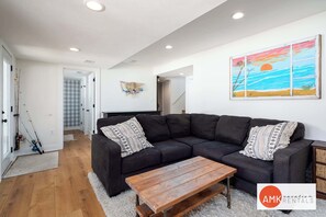 House | 4 bedrooms, Internet - Lakefront Fishing With Hot Tub and Kayaks (Belding)