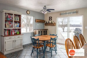 House | 4 bedrooms, Internet - Lakefront Fishing With Hot Tub and Kayaks (Belding)