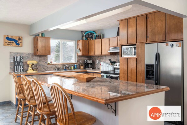 House | 4 bedrooms, Internet - Lakefront Fishing With Hot Tub and Kayaks (Belding)