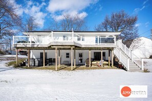 House | 4 bedrooms, Internet - Lakefront Fishing With Hot Tub and Kayaks (Belding)