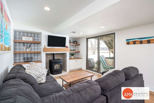 House | 4 bedrooms, Internet - Lakefront Fishing With Hot Tub and Kayaks (Belding)