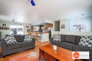 House | 4 bedrooms, Internet - Lakefront Fishing With Hot Tub and Kayaks (Belding)