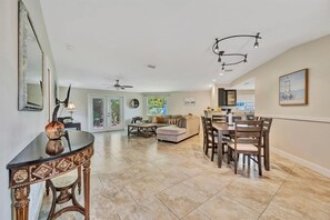 House | 3 bedrooms - Sleeps 8 Pets Welcome Fenced In Backyard (Sarasota)
