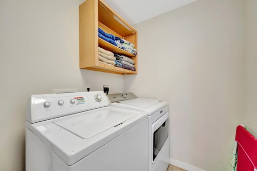 Sleeps 8 Pets Welcome Fenced In Backyard