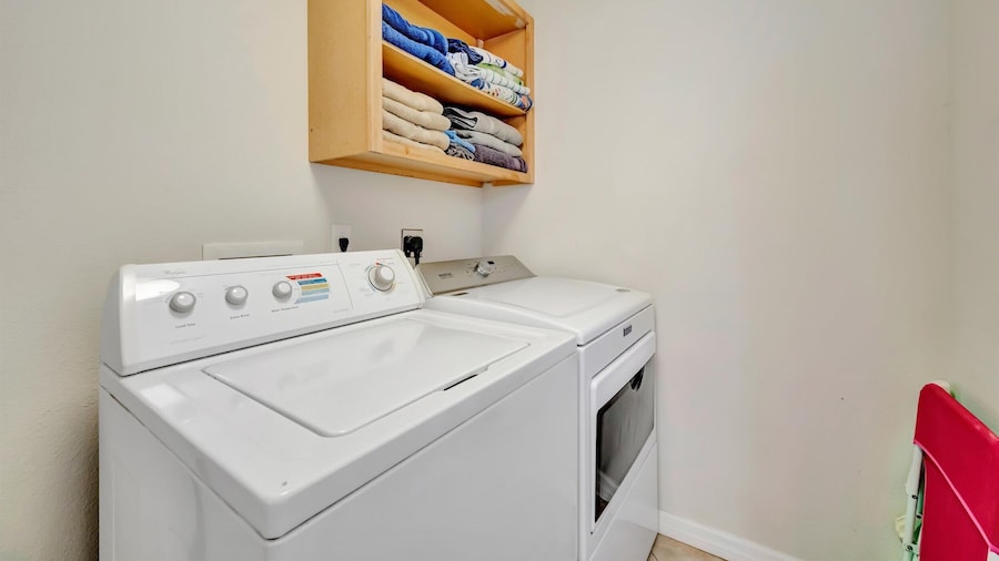 Sleeps 8 Pets Welcome Fenced In Backyard