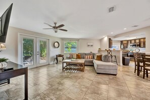 3 bedrooms - Sleeps 8 Pets Welcome Fenced In Backyard (Sarasota)