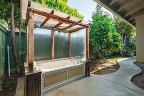 House | 2 bedrooms, Internet - Airy Large Backyard Oasis Perfect Family Getaway (Tustin)