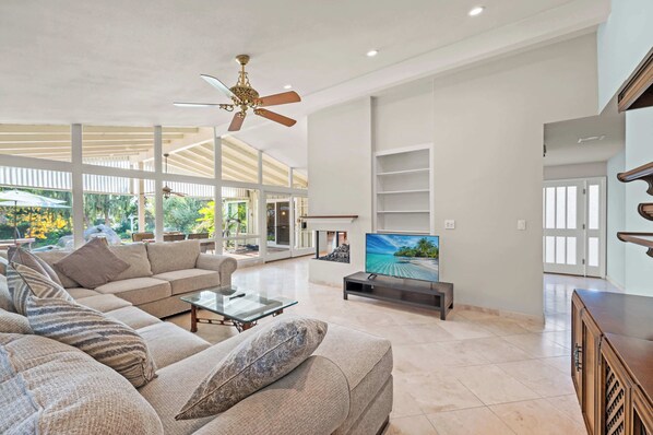 House | 2 bedrooms, Internet - Airy Large Backyard Oasis Perfect Family Getaway (Tustin)