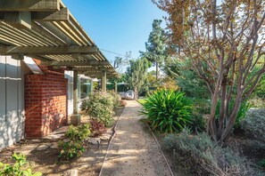 House | 2 bedrooms, Internet - Airy Large Backyard Oasis Perfect Family Getaway (Tustin)