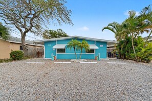 Studio, Accessible | 1 bedroom, Internet - Walk to the Beach Pets OK Waterfront King Bed (Indian Rocks Beach)