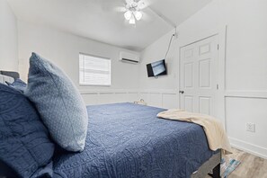 Studio, Accessible | 1 bedroom, Internet - Walk to the Beach Pets OK Waterfront King Bed (Indian Rocks Beach)