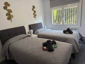4 bedrooms, iron/ironing board, WiFi, bed sheets - Villa Vora a mar in Calafell (Calafell)