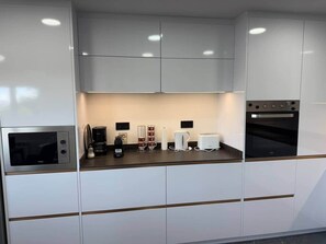 Fridge, microwave, oven, stovetop - Villa Vora a mar in Calafell (Calafell)