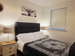 Iron/ironing board, Internet, bed sheets - Cozy 2Bed Glasgow Flat. Prime City Center Location (Glasgow)