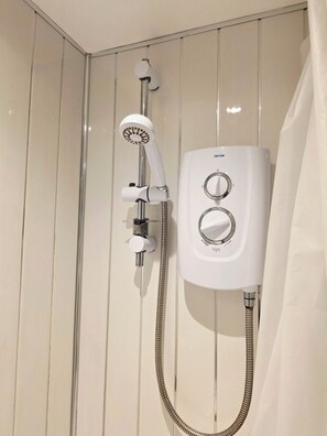 Regadera, secadora de cabello, bidet, toallas 
