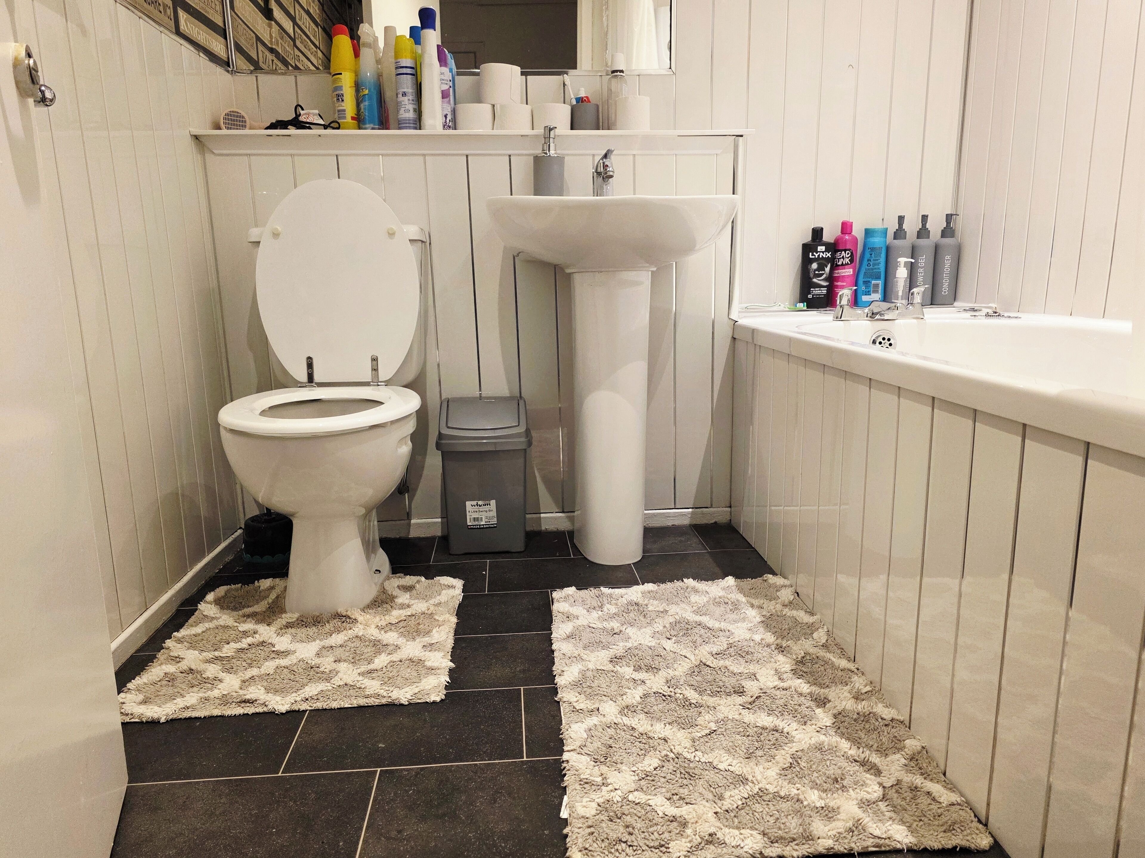 Douche, séchoir à cheveux, bidet, serviettes fournies