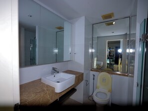 Suite Deluxe, patio, vista a la alberca | Baño