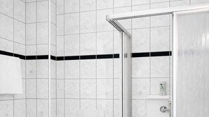 Un baño moderno con inodoro, ducha y lavabo.