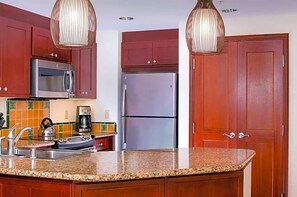 Private kitchen - Marriott Ko Olina Beach, Hawaii; 2 bedrooms; living room, kitchen, Golf/Beach (Kapolei)