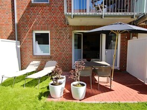 Outdoor dining - Apartment 'Strandart' with Private Terrace, Shared Garden and Wi-Fi (Norddeich)