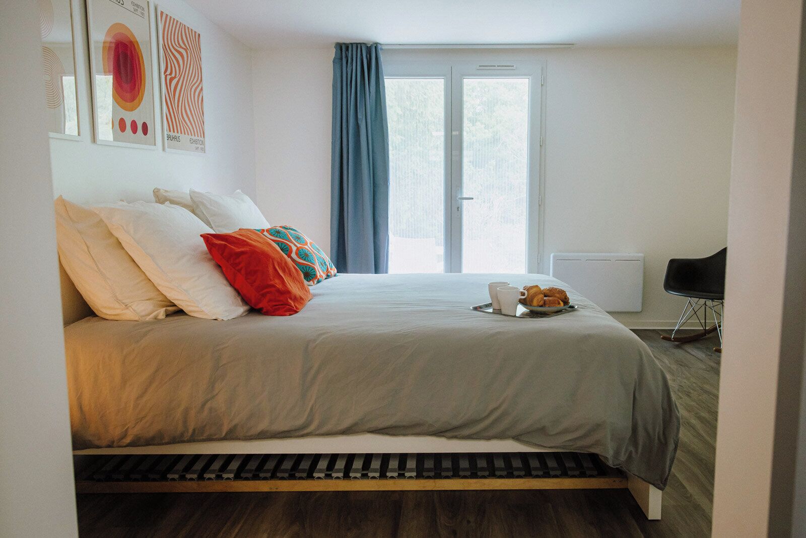 Silitysrauta/-lauta, Wi-Fi, vuodevaatteet