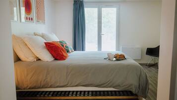 Silitysrauta/-lauta, Wi-Fi, vuodevaatteet