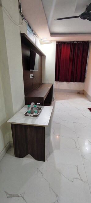 Habitación individual familiar, balcón | Espacio para trabajar con laptop y wifi gratis 