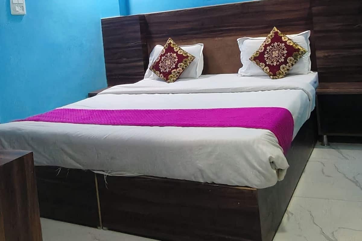 Habitación individual Confort | Espacio para trabajar con laptop y wifi gratis