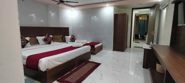 Habitación individual familiar, balcón | Espacio para trabajar con laptop y wifi gratis 