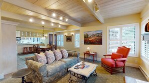 Smart TV, fireplace - New Unit! Creekside Condo 1289 - Close to Resort Shops and Restaurants (Sun Valley)