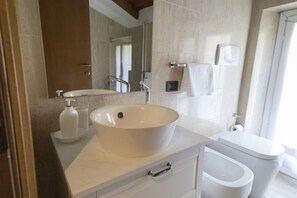Dusche, Bidet, Handtücher, Shampoo