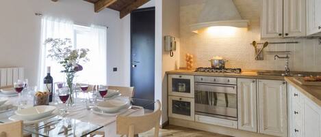 Kühlschrank, Mikrowelle, Geschirrspüler, Toaster