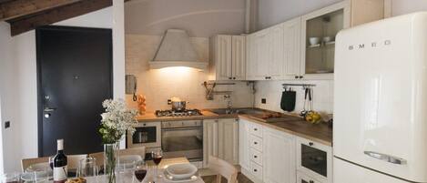 Réfrigérateur, micro-ondes, lave-vaisselle, grille-pain