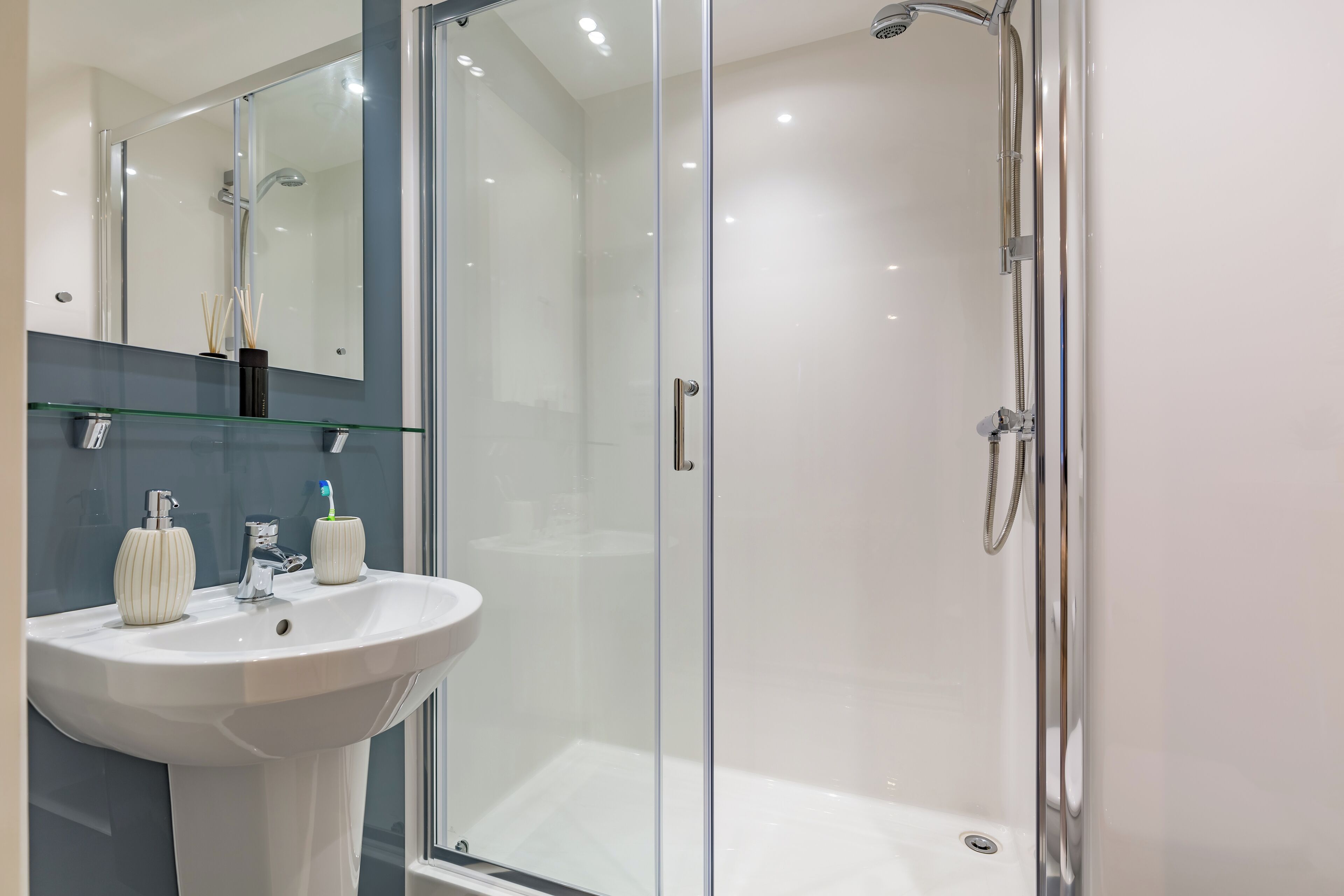 Single Room, Non Smoking | Bathroom | Free toiletries, towels, soap, shampoo